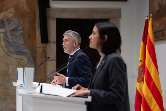Archivo - El ministro del Interior, Fernando Grande-Marlaska y la consellera de Interior y Seguridad Pública de la Generalitat, Núria Parlon, durante una rueda de prensa posterior a la Junta de Seguridad de Cataluña, en el Palau de la Generalitat