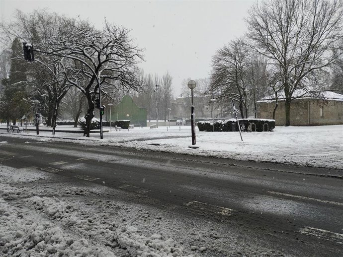 Archivo - Nieve en una carretera alavesa