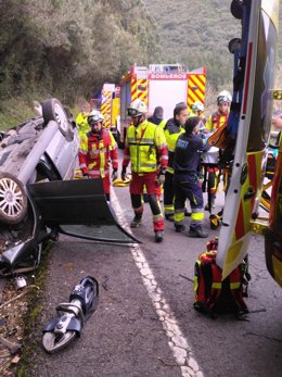 Accidente en Liendo. Un turismo se sale de la vía y queda volcado sobre la calzada, en la N-634. Dos heridos