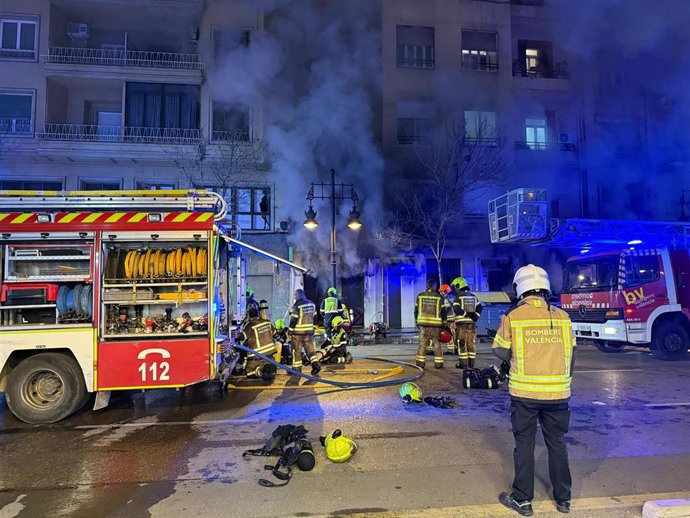 Efectivos de bomberos en el incendio