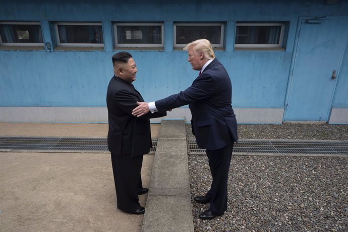 Archivo - June 30, 2019 - Panmunjom, South Korea - U.S President Donald Trump and North Korean leader Kim Jong Un shake hands as they meet at the border in the Demilitarized Zone June 30, 2019 in Panmunjom, South Korea.