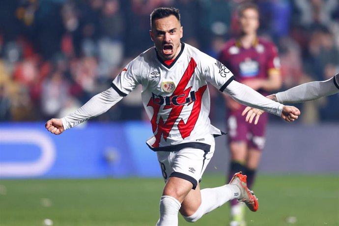 Álvaro García celebra un gol con el Rayo Vallecano.