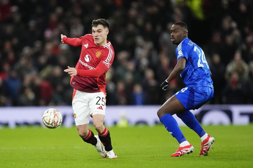 07 February 2025, United Kingdom, Manchester: Manchester United's Manuel Ugarte (L) and Leicester City's Boubakary Soumare battle for the ball during the English FA Cup fourth round soccer match between Manchester United and Leicester City at Old Traffo