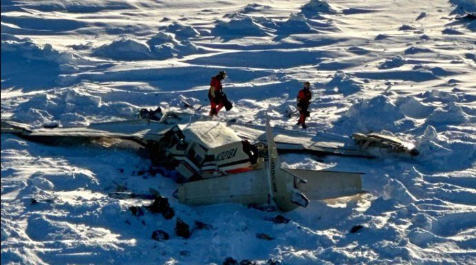 Un avión con diez tripulantes se estrella en Alaska, Estados Unidos - Guardia Costera de Estados Unidos (USCG) via X