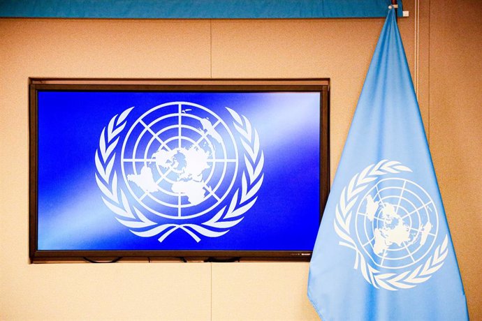 February 6, 2025, New York, New York, USA: The United Nations Logo on a screen with the UN flag next to it.