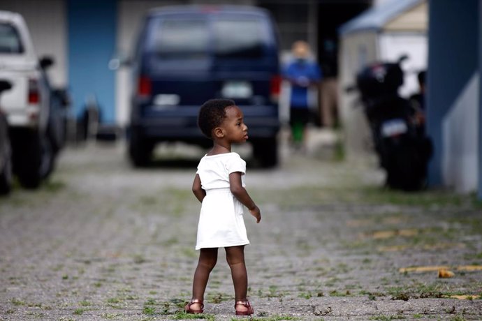 Archivo - July 16, 2021, Tegucigalpa, Honduras: A girl walks through the facilities of the migration center. More than 120 migrants, mostly of Haitian origin and a smaller number of Cubans, arrived yesterday in the capital Tegucigalpa to continue their mi