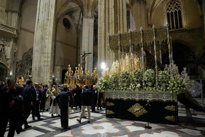 Archivo - El crucificado del Cachorro y el palio de Triana llegan a la Catedral en la víspera de la procesión magna del 8 diciembre, en el marco del II Congreso Internacional de Hermandades y Piedad Popular.