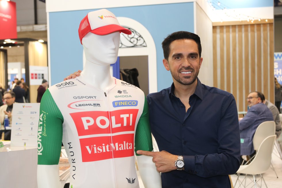 Alberto Contador, junto al maillot del equipo Polti-VisitMalta de la temporada 2025