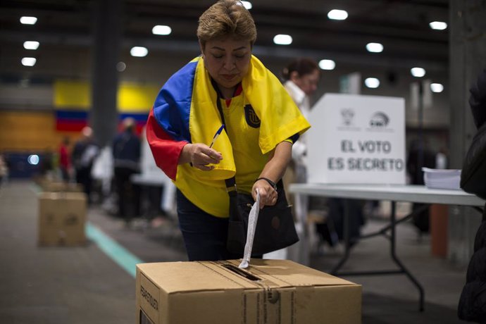 Archivo - April 21, 2024, Madrid, Spain: A woman with an Ecuadorian flag around her neck casts her vote into the ballot box at one of the voting tables at the IFEMA fairgrounds in Madrid, during the referendum day in Ecuador. The Ecuadorian community regi