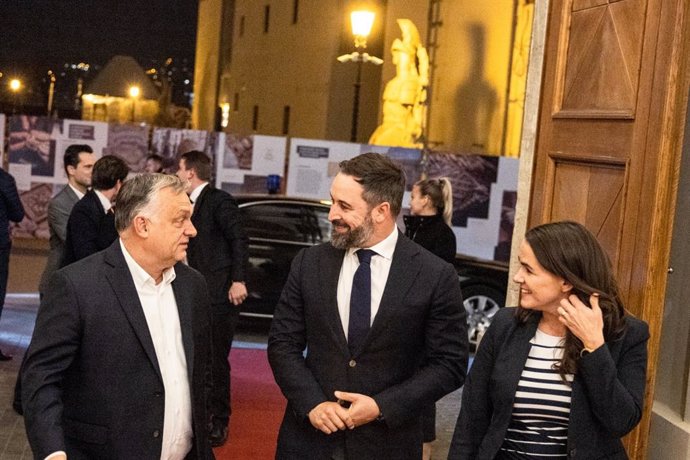 Archivo - El presidente de Vox, Santiago Abascal, junto al primer ministro de Hungría, Viktor Orban, en Budapest