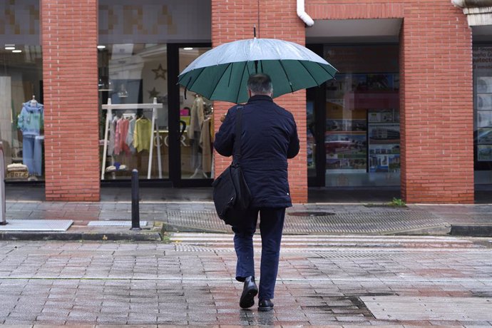 Llegada del temporal marítimo de viento y lluvia a Cantabria, a 30 de enero de 2025, en Santander, Cantabria (España). El Ayuntamiento de Santander ha declarado la fase de preemergencia del Plan de Emergencias Municipal (PEMUSAN) como consecuencia del tem