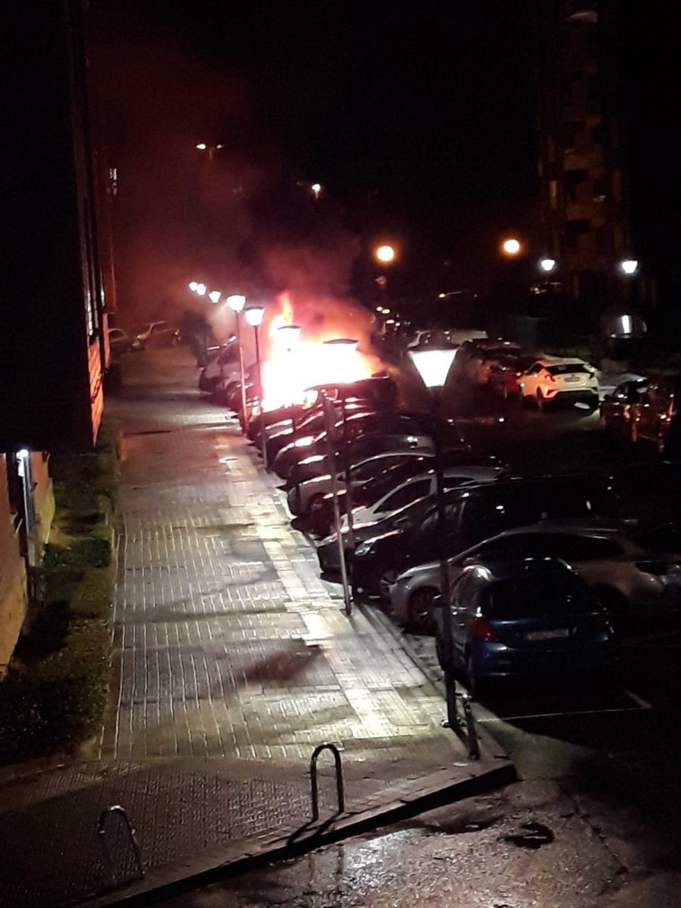 Incendio en uncoche en la zona de Aldapa en Getxto (Bizkaia)