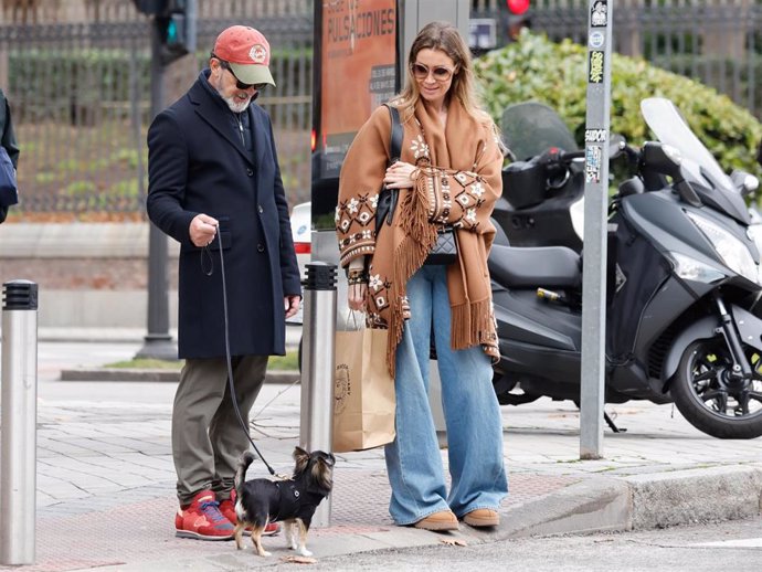 Antonio Banderas y Nicole Kimpel dan un paseo por las calles de Madrid a 24 de Enero de 2025 en Madrid (España).