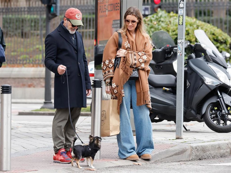 Antonio Banderas y Nicole Kimpel dan un paseo por las calles de Madrid a 24 de Enero de 2025 en Madrid (España).