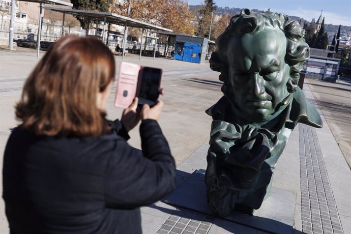 Archivo - Imágenes de las estatuas y la exposición fotográfica conmemorativa de los Premios Goya en las calles de Granada el pasado 8 de enero