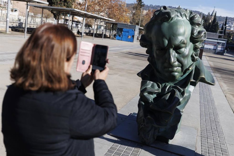 Archivo - Imágenes de las estatuas y la exposición fotográfica conmemorativa de los Premios Goya en las calles de Granada el pasado 8 de enero