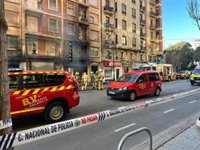 Los bomberos continúan los trabajos para controlar el incendio en un bingo en el centro de València