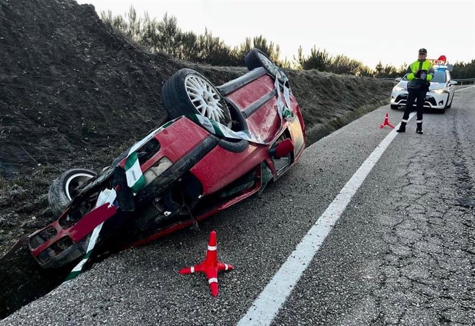 Vehículo volcado en la OU-310 a su paso por Verín (Ourense).