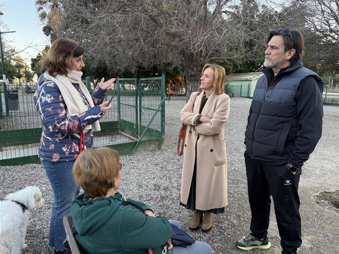Concejales socialistas visitan el Parque de Huelin.