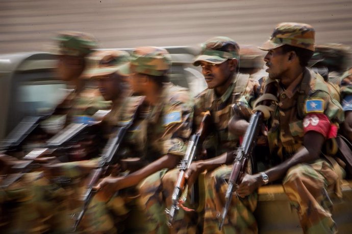 Archivo - August 14, 2012 - Mogadishu, Somalia - Somali National Army soldiers ride in the back of a pick-up truck during a passing-out parade August 14, 2012 in Mogadishu, Somalia.