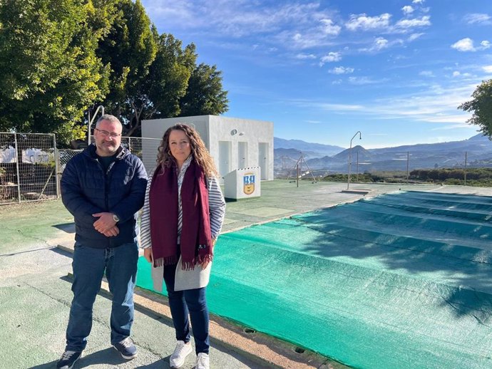 Junta invierte 30.000 euros en aseos para la piscina de Illar (Almería) y muebles para el ayuntamiento