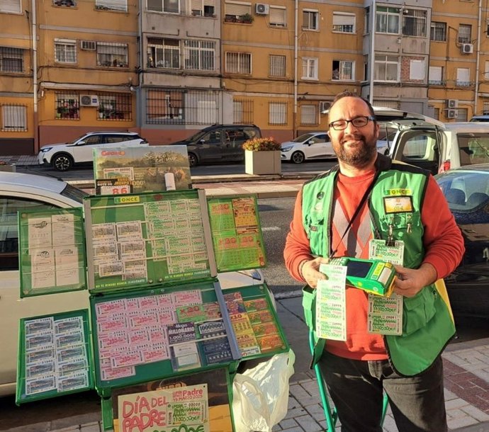 Javier Sarchese ha vendido el boleto del Eurojackpot de la ONCE premiado con 102.000 euros en su puesto ubicado junto a las Urgencias del Hospital Regional de Málaga.