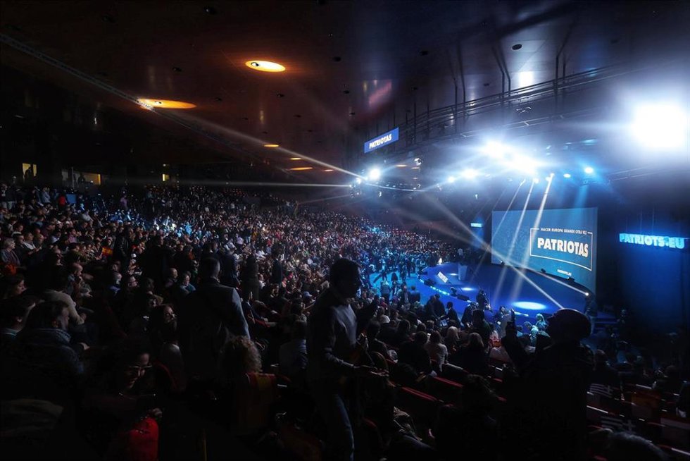 Ambiente durante la cumbre Patriots, en Hotel Marriott Auditorium, a 8 de febrero de 2025, en Madrid (España). Vox ha organizado en Madrid una cumbre de Patriots, formación que integra a los partidos políticos del grupo homónimo del Parlamento Europ