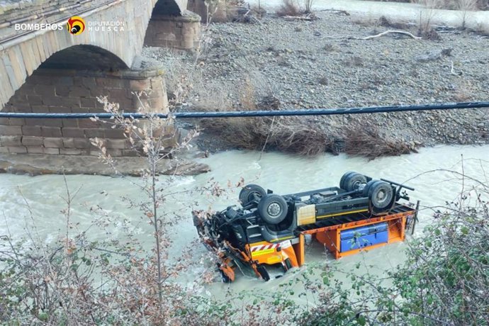 Camión quitanieves accidentado este sábado en Puente de la Reina de Jaca (Huesca)