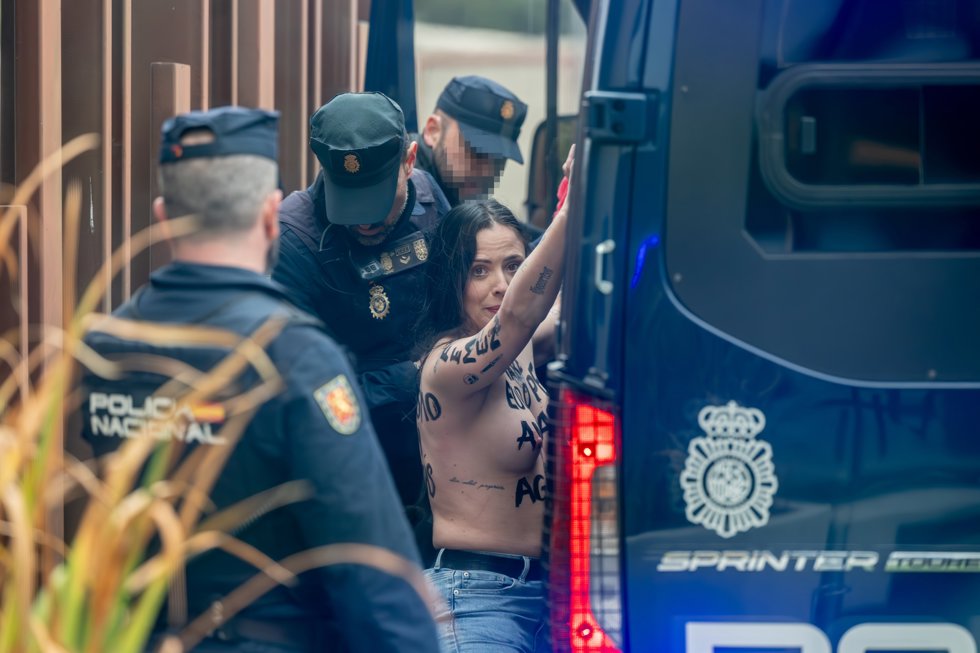 Una activista de Femen es detenida durante la cumbre Patriots, en Hotel Marriott Auditorium, a 8 de febrero de 2025, en Madrid (España).