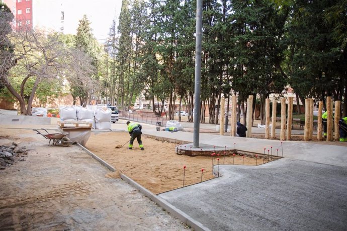 Obras de renovación de un área de juego infantil en les Corts.
