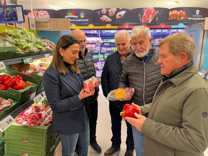 La consejera Sara Rubira en un supermercado de Berlín donde se comercializan productos hortofrutícolas de la Región de Murcia