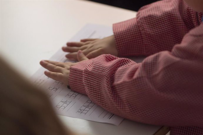 Archivo - Un menor en un aula.