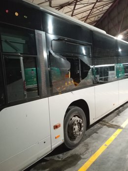 Un autobús de TUVISA dañado a consecuencia de actos vandálicos