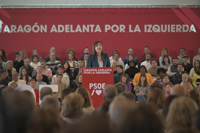 La portavoz del PSOE en el Ayuntamiento de Zaragoza, Lola Ranera, interviene durante un acto del PSOE de Aragón, en el Palacio de Congresos, a 8 de febrero de 2025, en Zaragoza, Aragón (España). 