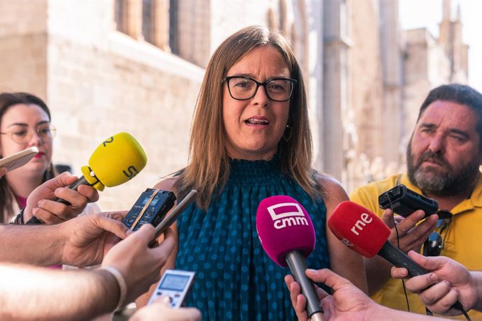 Archivo - La consejera portavoz, Esther Padilla, atiende a los medios de comunicación a su llegada a los actos conmemorativos de la Festividad de la Virgen del Sagrario, en la Catedral Primada de Toledo, a 15 de agosto de 2024, en Toledo, Castilla-La Manc