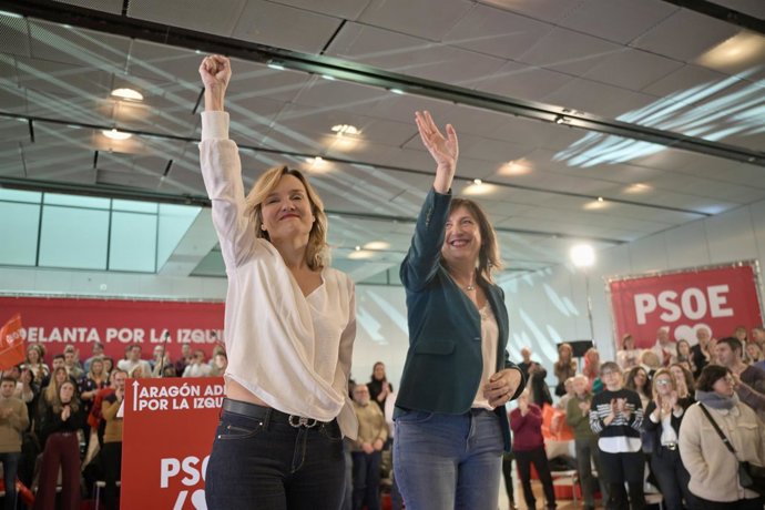 La secretaria general del PSOE de Aragón y ministra de Educación, Formación Profesional y Deportes y portavoz del Gobierno, Pilar Alegría (i), y la portavoz del PSOE en el Ayuntamiento de Zaragoza, Lola Ranera (d), durante un acto del PSOE de Aragón. 