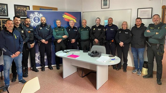 Una de las reuniones con representantes de estos cuerpos, en las que se han tratado cuestiones operativas y relacionadas con su armamento.