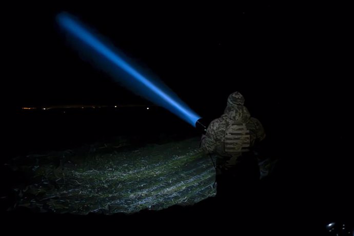 Archivo - November 19, 2024, Sumy, Ukraine: A drone hunter from the 11th Territorial Defense Brigade of Sumy searches for a Shahed drone using a searchlight so that the shooter can work. Sumy, November 19, 2024.