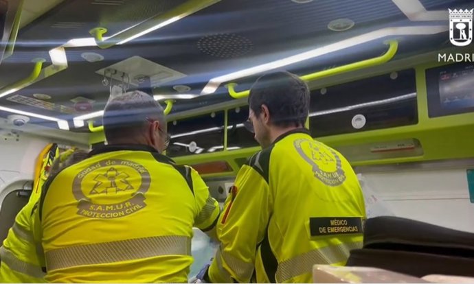 Archivo - Interior de una ambulancia del Samur-Protección Civil de Madrid.