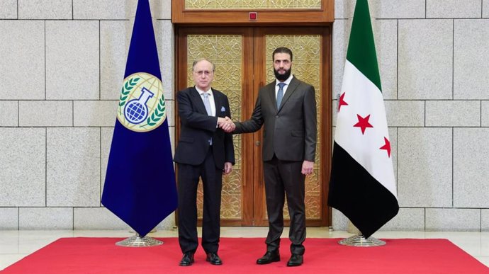 El jefe de la OPAQ, Fernando Arias, con el líder yihadista y presdiente de transición sirio, Ahmed al Shara