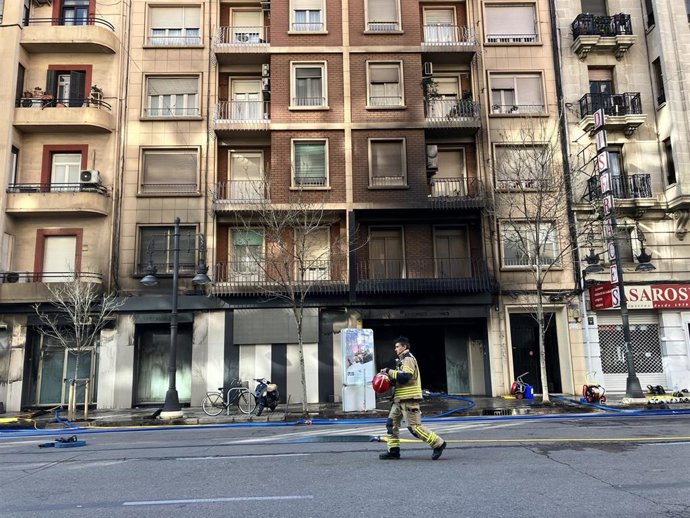 Imagen de la fachada de los restos del incendio en un bingo de la calle Pintor Benedito en el centro de València, donde los bomberos trabajan para dar por controlado el fuego y los rescoldos, a 8 de febrero de 2025