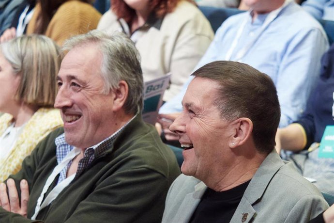 Arnaldo Otegi y Joseba Asiron en el III Congreso de EH Bildu en el Auditorio Baluarte de Pamplona.