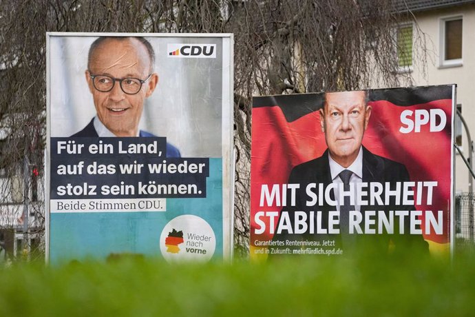 January 27, 2025, Dortmund, North Rhine-Westphalia, Germany: Wahlplakat von Friedrich Merz (CDU) und Bundeskanzler der Bundesrepublik Deutschland Olaf Scholz (SPD) am 27. January 2025 in Dortmund, Deutschland. Die Wahl zum 21. Deutschen Bundestag wird als