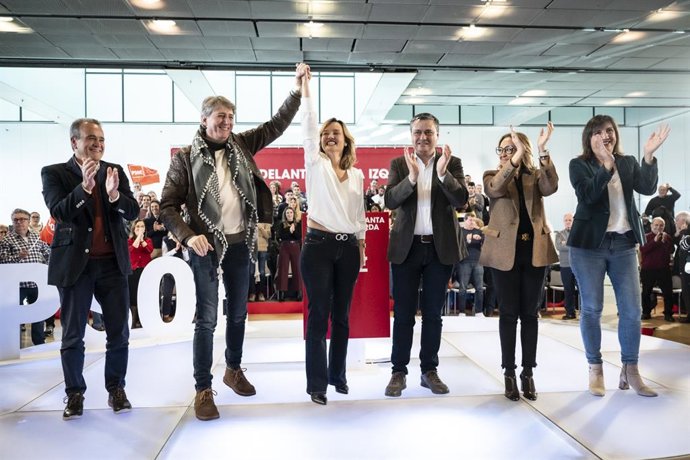 Pilar Alegría y el secretario general del PSOE de Castilla y León y alcalde de Soria, Carlos Martínez, en el acto socialista en Zaragoza junto a Sánchez Quero, Fernando Sabés, Mayte Pérez y Lola Ranera.