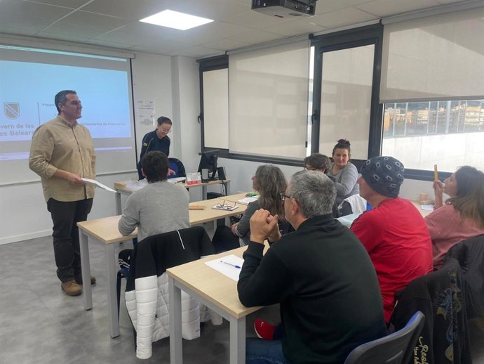 El Govern inicia el Curso Básico del Voluntariado de Protección Civil y lo adapta a las necesidades de las agrupaciones