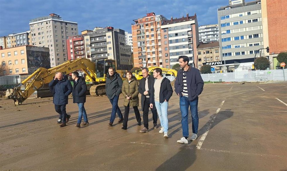 Visita del consejero Ovidio Zapico y la alcaldesa de Gijón, Carmen Moriyón, al solar de peritos con dirigentes de sus equipos