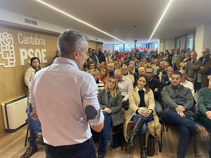 Zuloaga en su encuentro con la militancia de Santander