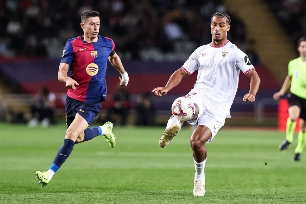 Archivo - Loic Bade of Sevilla FC and Robert Lewandowski of FC Barcelona in action during the Spanish league, La Liga EA Sports, football match played between FC Barcelona and Sevilla FC at Estadio Olimpico de Montjuic on October 20, 2024 in Barcelona,