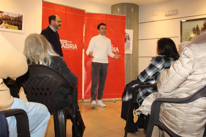 Casares durante su encuentro con militantes en la sede de la agrupación de Torrelavega