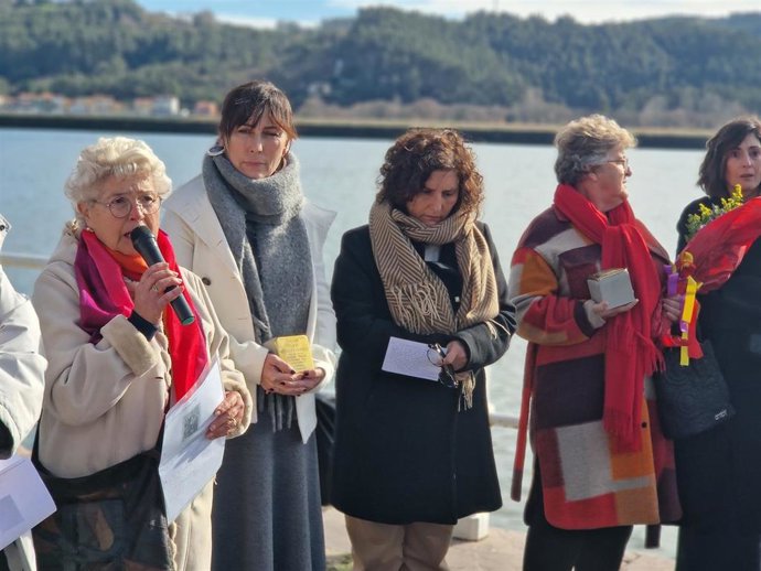 La viceconsejera de Derechos Ciudadanos, Beatriz González Prieto (tercera por la izquierda); la directora general de Memoria Democrática, Begoña Collado Villa (segunda por la izquierda), junto a familiares y representantes del Grupo Deportados Asturias